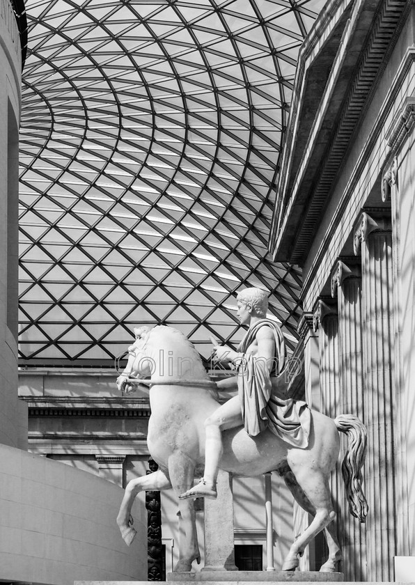 0001CK 7196 
 Ancient and Modern in harmony at British Museum's Great Court 
 Keywords: BW, British Museum, Foster, Great Court, ancient & modern, horse and rider, sculpture, statue, classic sculpture,